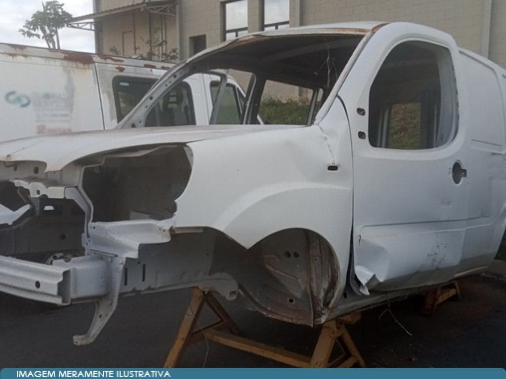 Carcaça de Carro Fiat Doblo — foto do lote