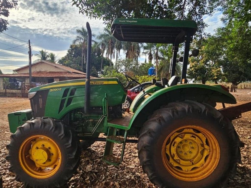 Trator John Deere 5090E com 90 CV e TDP - 2022 — foto do lote