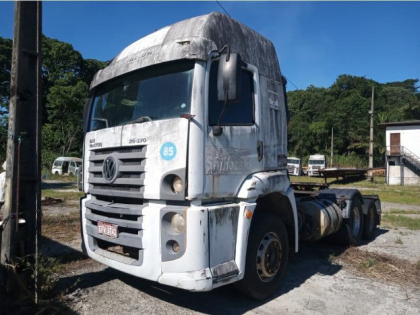 LOTE 01: 1 VEÍCULO VOLKSWAGEN 25-370 E CONSTEL. 6X2 TRACTOR 2P (DIES.), PLACA EFV-3742, ANO/MODELO 2010. Processo: 1127919-19